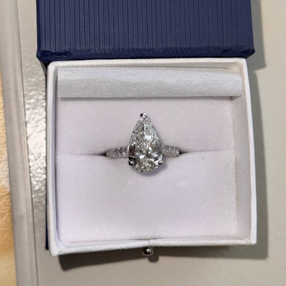 Lab grown diamond ring pear 
Size 6.5 
IGI certified